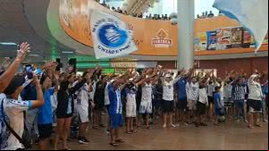 Torcida do CSA faz a festa em aeroporto para recepcionar o time após classificação na Copa do Brasil - Reprodução / Pedro Acioli / TNH1