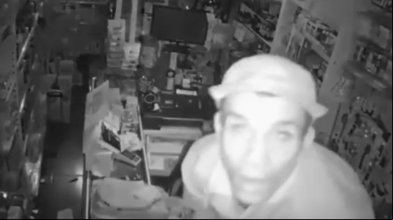 Criminoso ainda tentou desligar a câmera, sem sucesso - Foto: Reprodução
