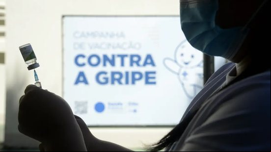 "Essa é a principal forma de prevenir casos graves e óbitos da doença. Com uma boa cobertura vacinal, conseguimos diminuir esse número de hospitalizações no país", diz Tatiana Portella , pesquisadora da Fiocruz - Tomaz Silva / Agência Brasil