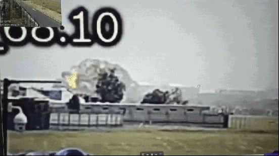 Vídeo impressionante mostra momento em que avião caiu e explodiu na Índia - Reprodução / Redes sociais