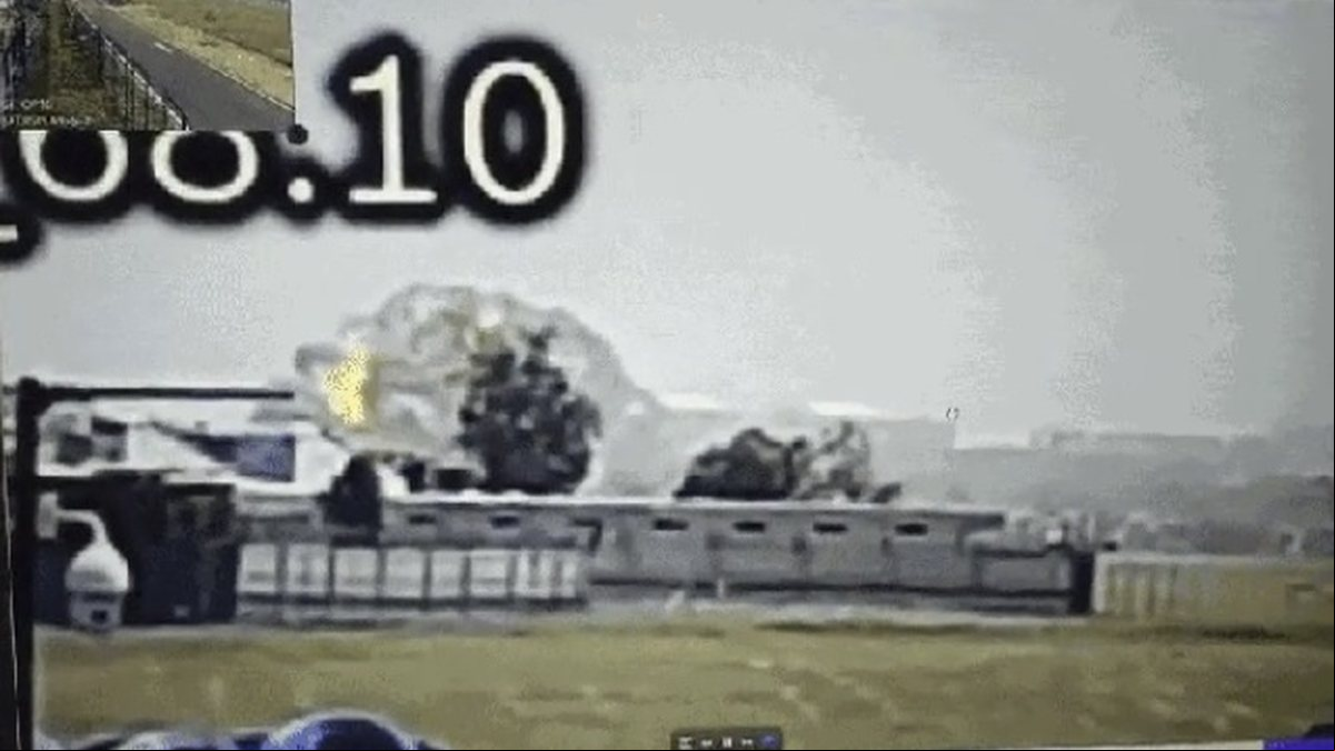 Vídeo impressionante mostra momento em que avião caiu e explodiu na Índia