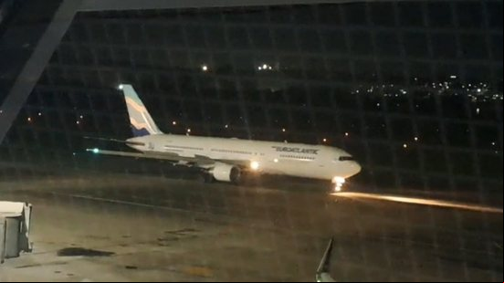 Avião que apresentou falha técnica após decolar no Recife era da Euroatlantic, que operava voo da Azul — - Foto: Luna Markman/TV Globo