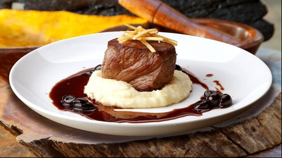 Filé-mignon com purê de batata e molho de vinho tinto (Imagem: rocharibeiro | Shutterstock)