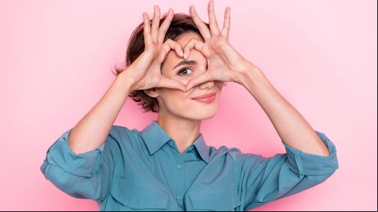 Simpatias para atrair amor podem ser feitas na sexta-feira 13 (Imagem: Roman Samborskyi | Shutterstock)