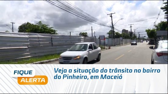 Veja a situação do trânsito no bairro do Pinheiro, em Maceió